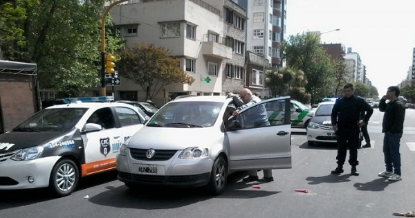 Atropellaron a una mujer que cruzó Independencia con el semáforo en verde