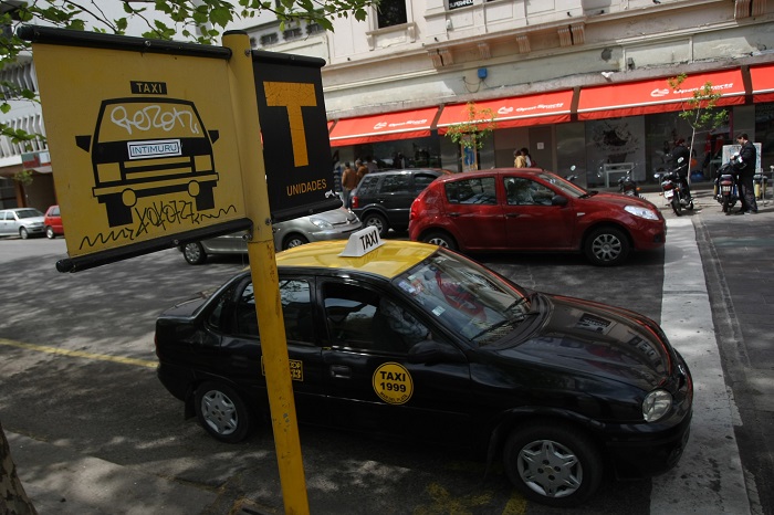 Cinco años después, vuelven a anunciar mamparas para taxis