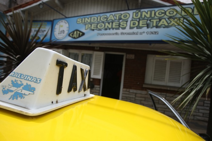 Taxis con mamparas: evalúan una prueba piloto en 30 autos