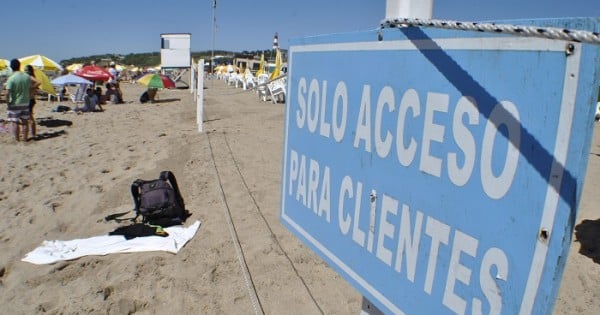 Playas públicas: prohibir el uso de sombrillas, un acto discriminatorio