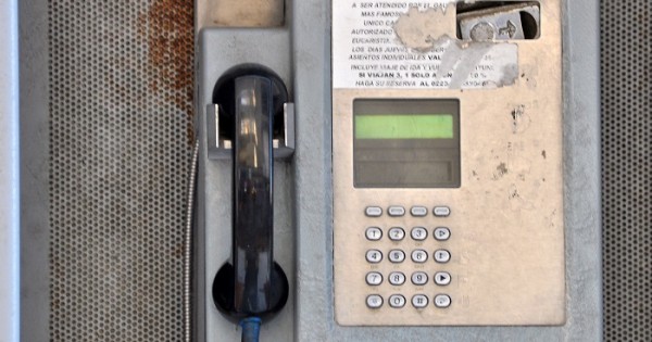 Reclaman a Telecom por el retiro de teléfonos públicos abandonados