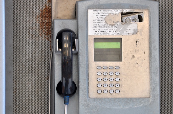 Teléfonos públicos, del cospel al Wi-Fi entre desuso y abandono