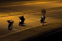Una picada entre motos terminó con policías heridos y un joven detenido