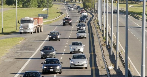 Circulan más de 2200 vehículos por hora en la Ruta 2 rumbo a la Costa