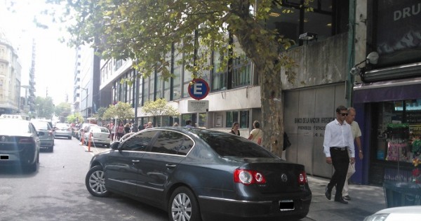 Calle Córdoba: buscan restringir el estacionamiento