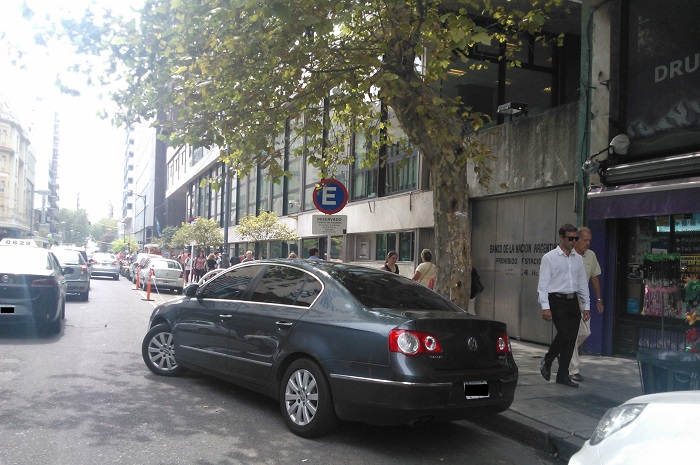 Calle Córdoba: buscan restringir el estacionamiento