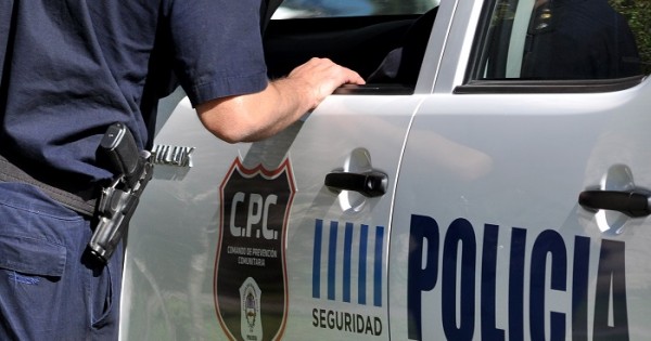 Robaron 20 mil pesos y dos autos en una agencia: un policía herido