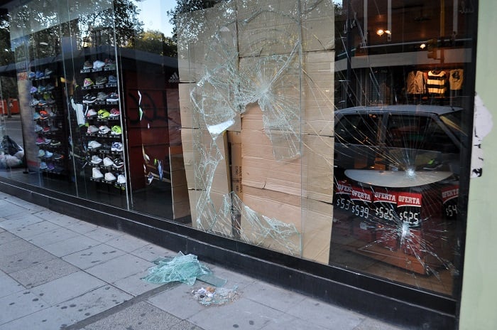 Intento de robo: otra vez, rompieron una vidriera de Rossi Rossi