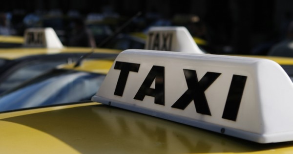 Taxis: piden que la bajada de bandera suba a $27,60