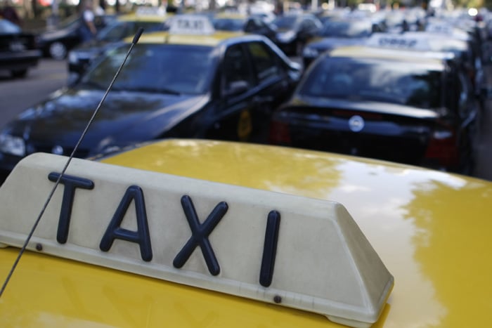 Denuncian alquiler y venta de licencias de taxis
