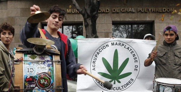 Marihuana: guardaron el paragua y marcharon por la legalización