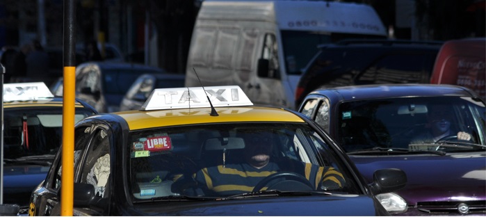 Taxistas, contra las paradas en la vía pública de remises