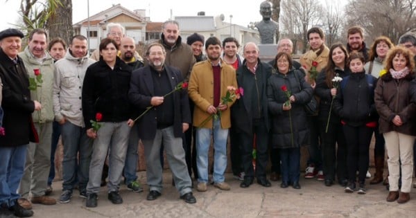 Homenaje a Teodoro Bronzini en el cierre de campaña socialista