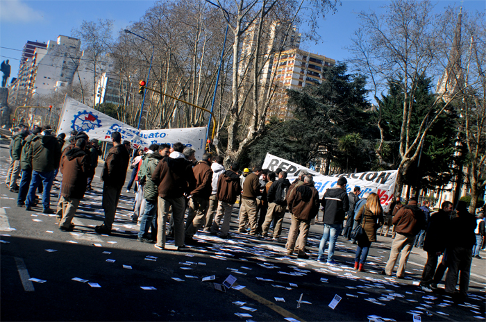 Protesta y corte de Luz y Fuerza frente a la Municipalidad