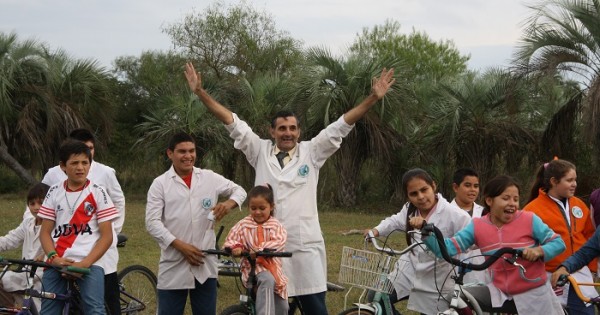 Chicos de una escuela rural de Corrientes llegan para conocer el mar