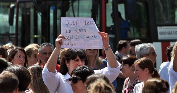 Protesta de los trabajadores municipales por deudas de Pulti