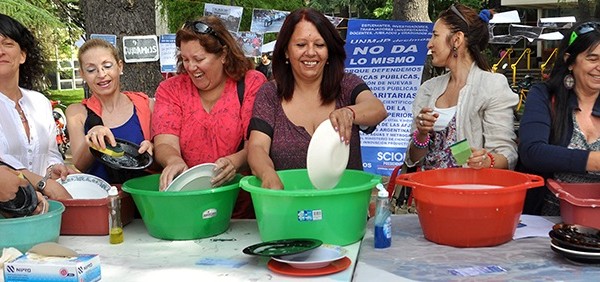 La comunidad universitaria lavó platos en rechazo a Macri
