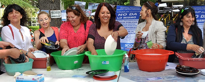 La comunidad universitaria lavó platos en rechazo a Macri