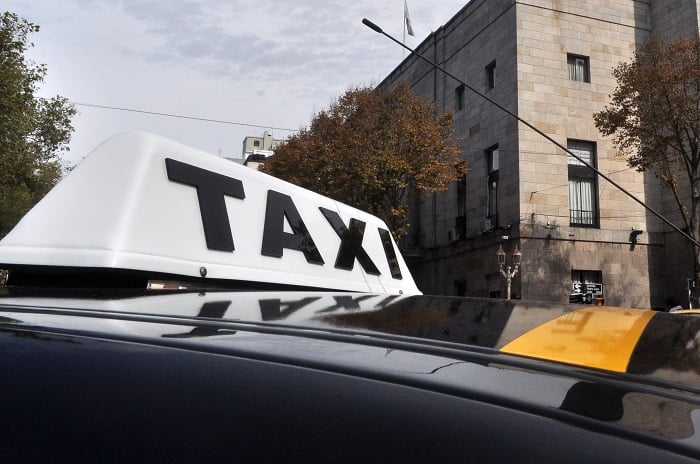 Los taxistas y el gobierno ya sacaron cuentas para subir las tarifas