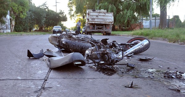Un camión del Enosur atropelló a un motociclista