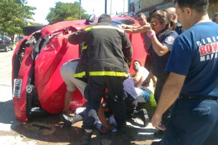 Robó una camioneta, chocó y huyó en taxi: mujer policía herida