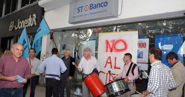 Bancarios amenazan con tomar una sucursal de BST