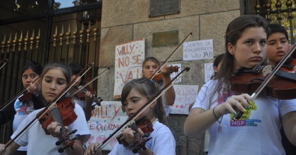 Orquesta Infanto Juvenil: música, en un reclamo por el director