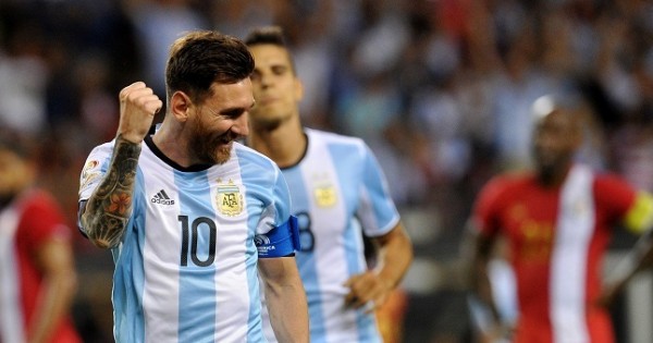 Con tres de Messi, Argentina goleó y está en cuartos