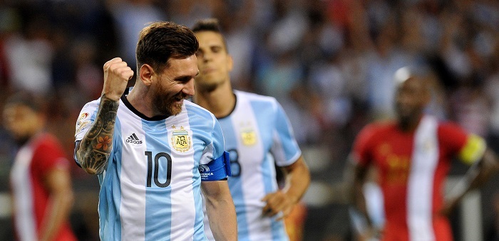 Con tres de Messi, Argentina goleó y está en cuartos