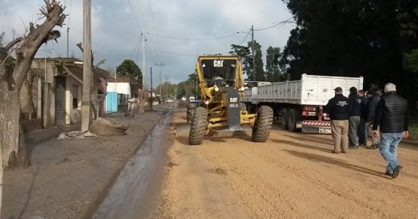 Tras el temporal, arreglan calles de granza