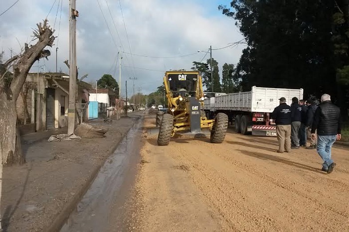 Tras el temporal, arreglan calles de granza