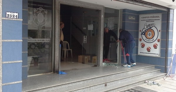 Atacaron la sede de Peñarol con bombas molotov