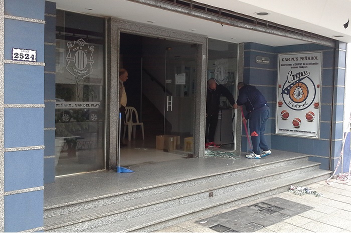 Atacaron la sede de Peñarol con bombas molotov