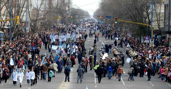 Bicentenario: festejo y desfile sobre la avenida Luro