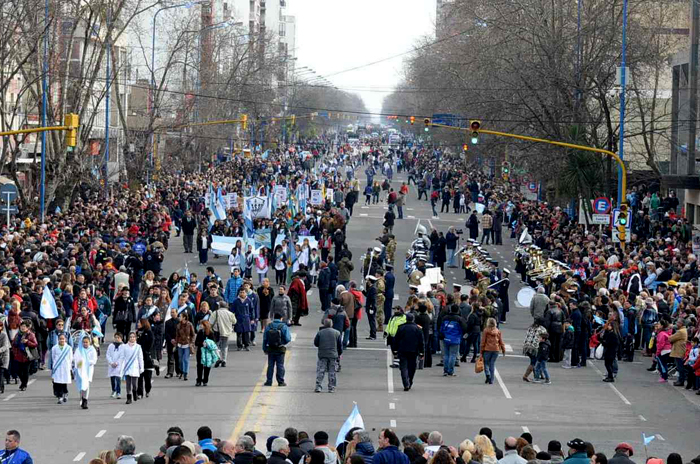 Bicentenario: festejo y desfile sobre la avenida Luro