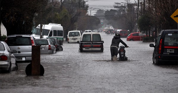 Por la lluvia, calles anegadas, zonas inundadas y autos varados