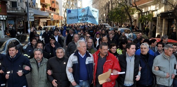Salarios desdoblados: masiva marcha de los municipales