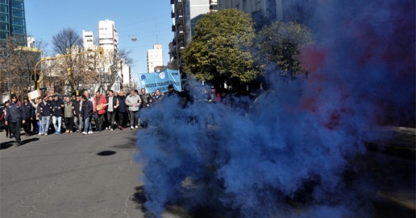 Municipales: bombas e insultos frente al despacho de Arroyo