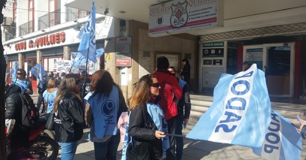 Docentes privados protestaron por falta de aportes y sueldo en cuotas