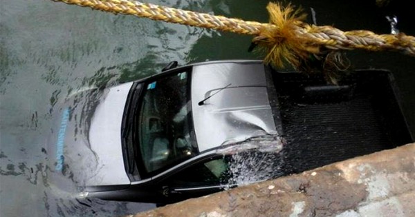 Temporal: una camioneta se cayó al mar en el Puerto