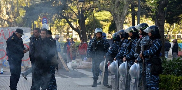 Protesta, quema de gomas y tensión frente a la Municipalidad