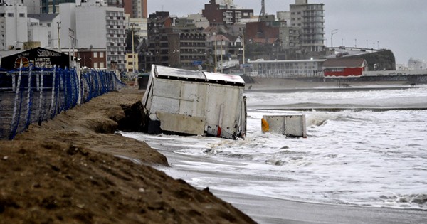 Temporal: marea alta y fuertes olas taparon la playa pública