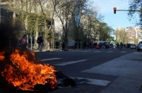 Protesta, quema de gomas y tensión frente a la Municipalidad