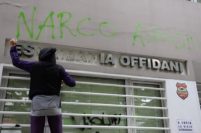 Escrachan la escribanía Offidani: “Violadores, asesinos, narcos”