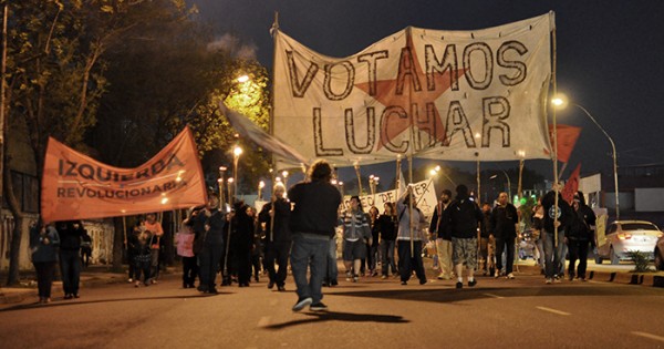 Antorchas y protesta contra Macri ante un fuerte operativo