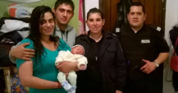 Dos policías salvaron a un bebé de ocho días