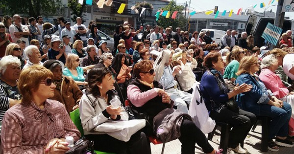 Un centenar de adultos mayores por la reapertura del “Eva Duarte”