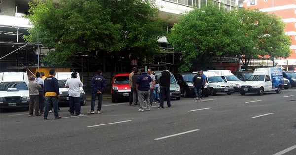 Fleteros reclamaron aumento salarial frente al Correo Argentino