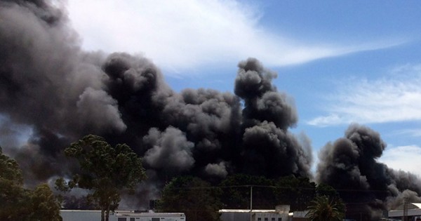 Incendio en el Parque Industrial: un bombero quedó internado