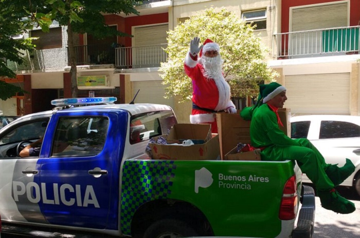 Papá Noel y la Policía les llevaron regalos a chicos internados